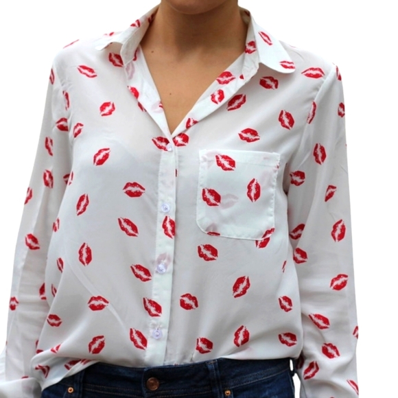 asds Tops - ASDS Women Button down blouse, white w/ red lip pattern, size L